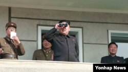 북한 김정은 국방위원회 제1위원장이 북한군 제526대연합부대와 제478연합부대 사이의 실기동훈련을 참관했다고 조선중앙통신이 지난달 24일 보도했다. (자료사진)