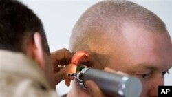 Seorang dokter memeriksa telinga pasiennya.