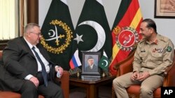 عاصم منیر، لوی درستیز پاکستان (راست) و الکسی اوورچک، معاون صدر اعظم روسیه