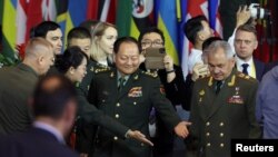 장유샤(가운데 군복) 중국 중앙군사위원회 부주석과 세르게이 쇼이구(오른쪽 군복) 러시아 국방장관이 30일 베이징 시내 샹산 포럼 현장에 도착하고 있다.