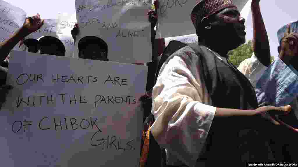 Mutane a wurin zanga-zangar kira ga gwamnati da ta kubuto da mata ‘yan makaranta da aka sace a Chibok, a Maiduguri, alhamis 22, ga Mayu 2014.