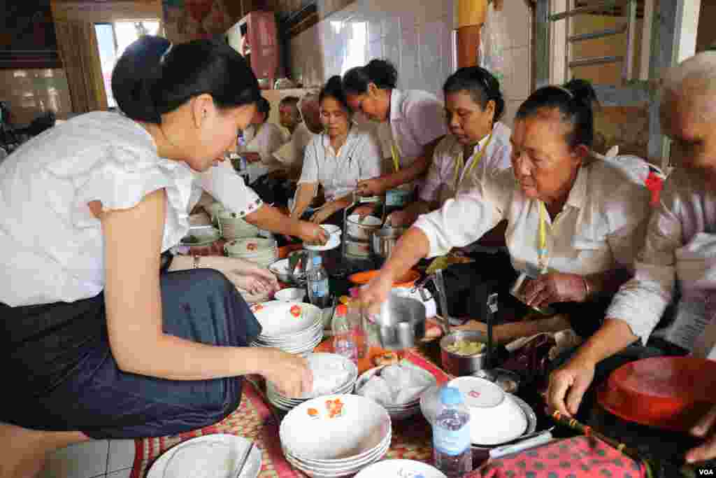 ប្រពលរដ្ឋ​​​កំពុង​រៀបចំ​ចង្ហាន់​សម្រាប់​​ព្រះ​សង្ឃ​ក្នុង​ថ្ងៃ​បិណ្ឌ​ទី​១៣ នៃ​ពិធី​បុណ្យ​ភ្ជុំ​បិណ្ឌ​នៅ​រាជធានី​ភ្នំពេញ នៅ​ថ្ងៃទី​២៦​ ខែ​កញ្ញា ឆ្នាំ​២០១៩។ (កាន់ វិច្ឆិកា/VOA)