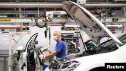 Pabrik mobil Volkswagen di Wolfsburg, Jerman terpaksa menghentikan produksi akibat perang di Ukraina (foto: dok).