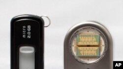 The drug delivery device (on right) next to an everyday computer memory stick.