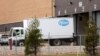 Truk yang membawa vaksin Covid-19 keluar dari fasilitas pabrik Pfizer di Portage, Michigan, Minggu (13/12). 