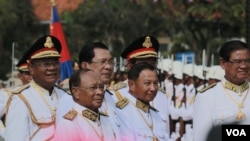 រូបឯកសារ៖ លោកនាយករដ្ឋមន្ត្រី ហ៊ុន សែន លោកប្រធានព្រឹទ្ធសភា សាយ ឈុំ និងលោកប្រធានរដ្ឋសភា ហេង សំរិន និងមន្ត្រីជាន់ខ្ពស់ដទៃទៀត ឈរលាដំណើរយាងនិវត្តន៍របស់អង្គព្រះមហាក្សត្រនៅឯវិមានឯករាជ្យ រាជធានីភ្នំពេញ។ (អូន ឆេងប៉រ / VOA) 