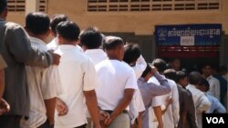 រូបឯកសារ៖ ក្រុមប្រឹក្សា​ឃុំសង្កាត់​ឈរ​រង់ចាំ​បោះឆ្នោត​ព្រឹទ្ធសភា នៅ​ក្នុង​មណ្ឌល​សាលាបឋម​សិក្សា​កំពង់ធំក្រុង ក្នុង​ខេត្តកំពង់ធំ កាល​ពី​ថ្ងៃ​ទី​២៥ ខែកុម្ភៈ ឆ្នាំ២០១៨ (ស៊ុន ណារិន/VOA)