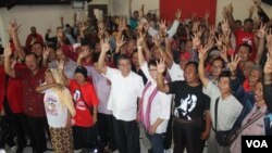 Warga dan pendukung Joko Widodo menggelar acara nonton bersama pelantikan Presiden ketujuh dan wakilnya Jusuf Kalla di kantor PDIP Jatim di Surabaya (20/10). (VOA/Petrus Riski)