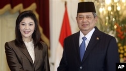 Indonesia's President Susilo Bambang Yudhoyono, right, shakes hands with Thailand's Prime Minister Yingluck Shinawatra , left, before a meeting at Merdeka Palace in Jakarta, Indonesia, September 12, 2011.