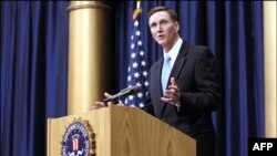 Kepala Keamanan Transportasi AS, John Pistole mengubah keputusan untuk membolehkan penumpang membawa pisau kecil dalam pesawat (5/6). 