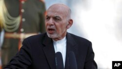 រូបឯកសារ៖ ប្រធានាធិបតី​អា​ហ្វហ្គានីស្ថាន​ លោក ​Ashraf Ghani ថ្លែង​សុន្ទរកថា ក្នុង​សន្និសីទ​សារព័ត៌មាន​រួ​មគ្នា​មួយ​ជាមួយ​នឹង​នាយករដ្ឋមន្ត្រី​ប៉ាគីស្ថាន​លោក Imran Khan នៅ​វិមាន​ប្រធានាធិបតី​ក្នុង​ទីក្រុង​កាប៊ុល ប្រទេស​អាហ្វហ្គានីស្ថាន ថ្ងៃទី១៩ ខែវិច្ឆិកា ឆ្នាំ២០២០។ 