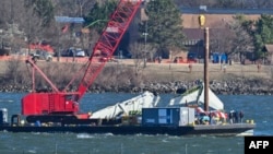 Спасательные команды ВМС США поднимают заднюю секцию крыла самолета American Airlines из вод Потомака в Арлингтоне, штат Вирджиния, 4 февраля 2025 года.