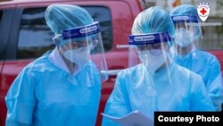 ក្រុមការងារគ្រូពេទ្យស្ម័គ្រចិត្តប្រឆាំងកូវីដ១៩ របស់រដ្ឋាភិបាលកម្ពុជា។ (រូបភាពដោយ សមាគមគ្រូពេទ្យស្ម័គ្រចិត្ត)