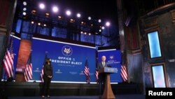 조 바이든 미국 민주당 대통령 후보가 10일 델라웨어주 윌밍턴에서 연설했다. 왼쪽은 카멀라 해리스 부통령 후보.