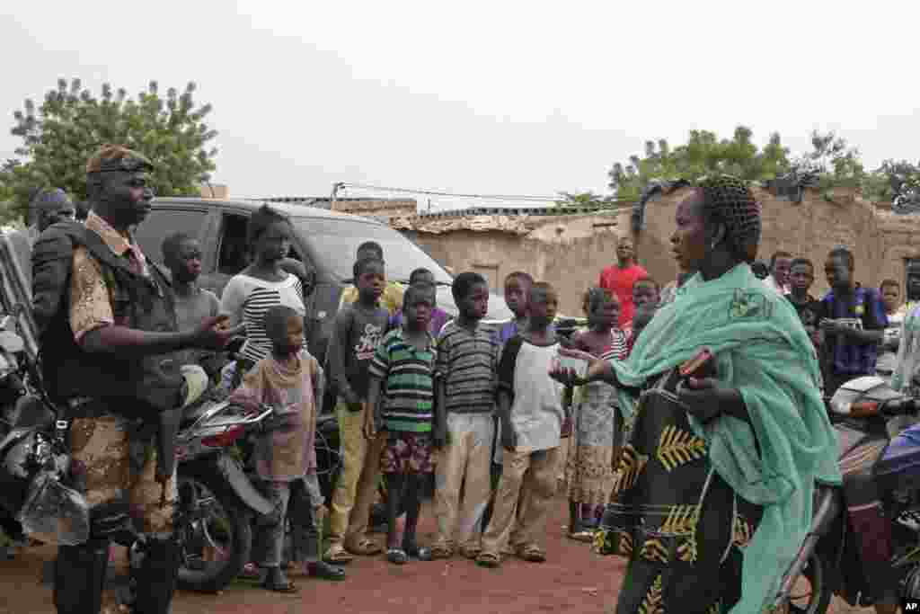 A Malian woman with her voting card in her hand goes to cast her vote in Bamako, Mali, July 28, 2013.&nbsp;