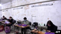 시리아 알레포의 자원봉사자들이 빈곤층 주민에게 나눠줄 마스크를 제작하고 있다.