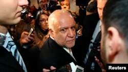 Iranian Oil Minister Bijan Zanganeh is surrounded by journalists and security staff as he arrives at his hotel ahead of an OPEC meeting in Vienna, Dec. 3, 2013.
