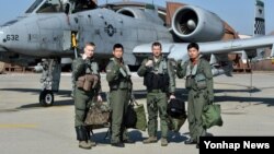 24일 미한 공군 연합훈련인 '쌍매훈련(Buddy Wing)'에 앞서 미한 공군 조종사들이 A-10 공격기 앞에서 결의를 다지고 있다.