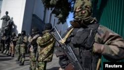 Members of a military special unit stand guard in front of a Ukrainian parliament building in Kyiv, March 17, 2014. 
