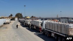 ​ລົດ​ບັນ​ທຸກ​ທີ່​ຂົນ​ສົ່ງ​ຂອງ​ຊ່ວຍ​ເຫຼືອ​ດ້ານ​ມະ​ນຸດ​ສະ​ທຳ ຈອດ​ລຽນ​ແຖວ​ຢູ່​ເຂດ​ຊາຍ​ແດນ ຣາ​ຟາ ເພື່ອ​ຂ້າມ​ເຂົ້າ​ໄປ​ໃນ​ເຂດ​ກາ​ຊາ, 2 ມີ​ນາ 2025.