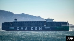 FILE - "CMA CGM Palais Royal", kapal kontainer terbesar di dunia dengan tenaga gas alam, berlayar di teluk Marseille, Prancis selatan, 14 Desember 2023. (Christophe SIMON / AFP)