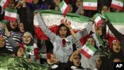 Des supportrices iraniennes au stade lors d'un match entre l'Iran et la Bolivie à Tehran, Iran, le 16 octobre 2018. 