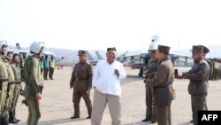 김정은 북한 국무위원장이 서부지구 항공 및 반항공사단 관하 추격습격기연대를 시찰했다고 지난 12일 조선중앙통신이 보도했다.