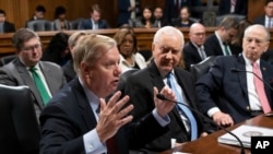 参议院司法委员会的三位共和党成员格雷厄姆参议员、哈奇参议员参议员和司法委员会主席格拉斯利在委员会以14票对7票通过保护特别检察官的法案后继续讨论。（2018年4月26日）