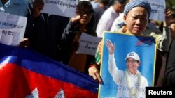 រូបឯកសារ៖ អ្នកគាំទ្រលោក កឹម សុខា ប្រធានគណបក្សសង្គ្រោះជាតិ ឈរនៅខាងក្រៅតុលាការឧទ្ធរណ៍ ក្នុងអំឡុងពេលសវនាការស្នើសំុនៅក្រៅឃំុដល់លោក កឹម សុខា នៅទីក្រុងភ្នំពេញ កាលពីថ្ងៃទី២៦ ខែកញ្ញា ឆ្នាំ២០១៧។