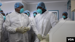 Zimbabwe’s Health Minister Obediah Moyo (left) speaking to officials at a hospital in Harare, which is being used as facility to treat patients who would have been suspected of contracting COVID-19, March 02, 2020. (Columbus Mavhunga/VOA)