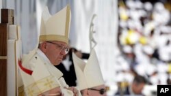 Paus Fransiskus duduk di depan altar saat menggelar misa di Stadion Sheikh Zayed Sports City, Abu Dhabi, Uni Emirat Arab, 5 Februari 2019. 