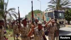 Pasukan keamanan Irak tiba di Ramadi, provinsi Anbar (Foto: dok). Pasukan Irak dan pejuang etnis dari kawasan Anbar berhasil merebut kembali stasiun polisi dan tiga jembatan yang melintasi Sungat Efrat, Jumat (6/3).