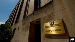 រូបឯកសារ៖ អគារទីស្នាការកណ្តាលរបស់វីអូអេសំឡេងសហរដ្ឋអាមេរិក នៅរដ្ឋធានីវ៉ាស៊ីនតោន ថ្ងៃទី១៥ ខែមិថុនា ឆ្នាំ២០២០។