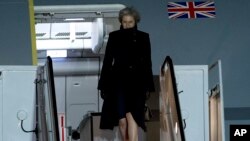 Perdana Menteri Inggris, Theresa May tiba di pangkalan udara Andrews dalam kunjungannya ke AS, Kamis (26/1).