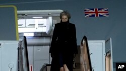 La Première ministre britannique Theresa May à son arrivée à la base aérienne d'Andrews, dans le Maryland, le 26 janvier 2017