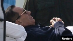 Mantan Presiden Mesir Hosni Mubarak menuju pengadilannya di Kairo, 27 September 2014. 