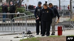 เจ้าหน้าที่รักษากฎหมายเข้าตรวจสอบสถานที่เกิดเหตุชายจุดไฟเผาตนเองที่ศาลอาญาของนิวยอร์ก วันที่ 19 เมษายน 2024