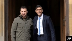 Perdana Menteri Inggris, Rishi Sunak, kanan, menyapa Presiden Ukraina, Volodymyr Zelenskyy, setibanya di Chequers, di Aylesbury, Inggris, Senin, 15 Mei 2023. (Foto: via AP)