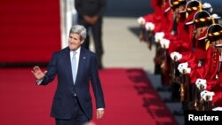 Menteri Luar Negeri AS John Kerry tiba di bandara militer di Seongnam, Korea Selatan, Minggu, 17 Mei 2015.