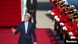 រដ្ឋមន្ត្រី​កា​រ​បរទេស​អាមេរិក​លោក​ John Kerry​ បាន មក​ដល់​ព្រលានយន្ត​ហោះ​យោធា​នៅ​ក្នុងក្រុង​​Seongnam ប្រទេស​កូរ៉េខាង​ត្បូង​ នាថ្ងៃទី១៧​ ខែឧសភា​ ឆ្នាំ២០១៥។