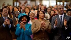Dr. Bernice King (kedua dari kanan) dan Christine King Farris, putri dan kakak pejuang hak sipil Dr. Martin Luther King Jr., bertepuk tangan saat melihat inaugurasi Presiden Barack Obama yang dilakukan bertepatan dengan Hari Martin Luther King Jr. (AP/David Goldman)
