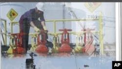 បុរស​ដែល​គេមិនស្គាល់​អត្តសញ្ញាណម្នាក់ដេក​នៅក្រោមផ្ទាំងរូបភាព​ពាណិជ្ជកម្មរបស់ក្រុមហ៊ុន​ប្រេងមួយ នៅតាមដងផ្លូវ​ក្នុង​ក្រុងភ្នំពេញ (រូបភាពឯកសារ)។