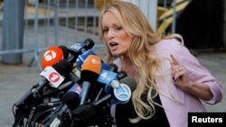 Porno glumica Stephanie A. Gregory Clifford poznata i kao Stormy Daniels, ispred federalnog suda u aprilu 2018. (Foto: Reuters/Lucas Jackson)