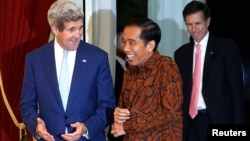 Menlu AS John Kerry (kiri) berbincang dengan Presiden Joko Widodo di istana Merdeka Jakarta, Senin malam (20/10).