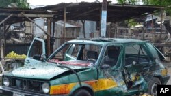 Seal mother Gina yawns next to her baby Felix at the zoo in Karlsruhe, southwestern Germany.