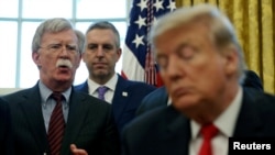 រូបឯកសារ៖ លោក John Bolton អតីត​ទីប្រឹក្សាសន្តិសុខជាតិ កំពុងថ្លែងក្នុងកិច្ចចុះហត្ថលេខាមួយ ខណៈលោកប្រធានាធិបតី Donald Trump ស្តាប់ នៅសេតវិមាន រដ្ឋធានីវ៉ាស៊ីនតោន។