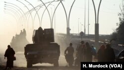 Des familles fuient les combats alors que les forces irakiennes se positionnent pour combattre le groupe État islamique à Mossoul, en Irak, le 18 janvier 2017.