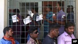 Warga India antre untuk memberikan suaranya dalam Pemilu Tahap II di Chennai, India, 18 April 18, 2019. 