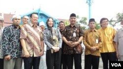 Wakil Dubes AS untuk Indonesia, Kristen F Bauer berfoto bersama para peserta dialog lintas agama di Solo, 19 April 2013. (VOA/Yudha Satriawan)