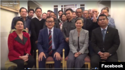 រូបថត​ទាញ​ចេញ​វីដេអូ​​មួយ​មាន​រយៈពេល​៥​នាទី​ ​ដែល​ត្រូវ​បាន​​បង្ហោះ​លើ​ទំព័រ​ហ្វេសប៊ុក​របស់​លោក​ ​សម រង្ស៊ី​ ​នៅ​ព្រឹក​ថ្ងៃ​សុក្រ​ ទី​២៧ ខែ​តុលា ឆ្នាំ​២០១៧ ​ដោយ​មាន​លោក​ ​សម រង្ស៊ី​ ​អង្គុយ​ជាមួយ​ក្រុម​តំណាង​រាស្រ្ត​ ​និង​មន្រ្តី​ជាន់​ខ្ពស់​គណបក្ស​សង្គ្រោះ​ជាតិ​ជាច្រើន​រូបទៀត ​នៅ​ទី​ក្រុង​រ៉ូម​ ​ប្រទេស​អ៊ីតាលី។ (រូបថត​ទាញ​ចេញ​ពី​វីដេអូ​មួយ​ក្នុង​ទំព័រ​ហ្វេសប៊ុក Sam Rainsy) 